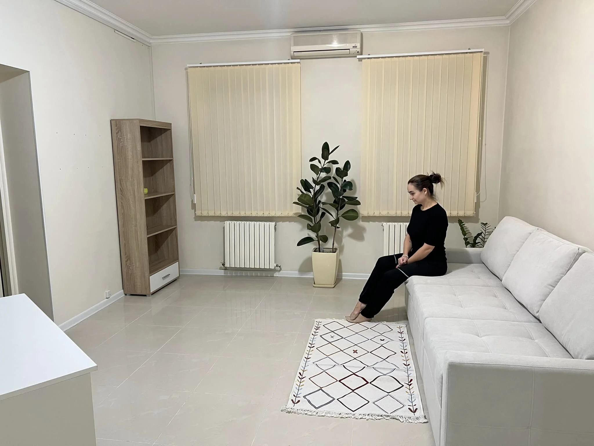 Livingul luminos al Casei Valeriu, pregătit pentru oaspeți