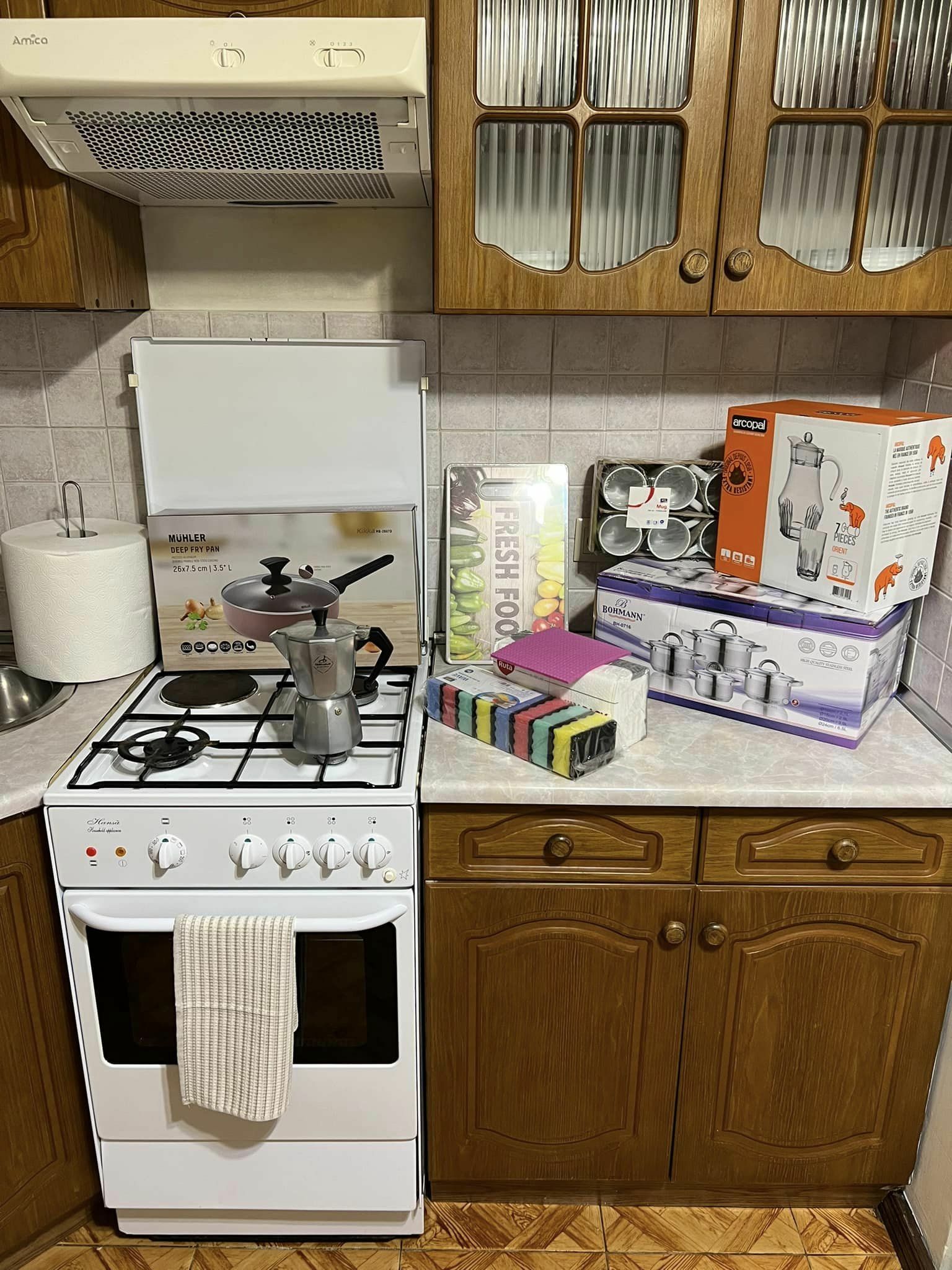 Bucătăria echipată a Casei Valeriu, cu aragaz și veselă